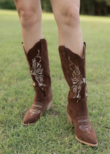 Load image into Gallery viewer, Flora Brown Western Boots
