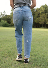 Load image into Gallery viewer, Risen Medium Wash Star Jeans
