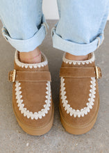 Load image into Gallery viewer, Vintage Havana Close Chestnut Clogs
