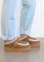 Load image into Gallery viewer, Vintage Havana Close Chestnut Clogs
