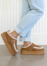 Load image into Gallery viewer, Vintage Havana Close Chestnut Clogs
