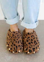 Load image into Gallery viewer, Vintage Havana Thrill Leopard Sherpa Slippers
