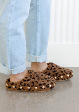 Load image into Gallery viewer, Vintage Havana Thrill Leopard Sherpa Slippers
