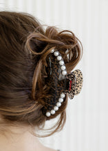 Load image into Gallery viewer, Cheetah Print &amp; Pearl Claw Clip
