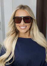 Load image into Gallery viewer, Quay Soundcheck Vintage Aviator - Black &amp; Apricot
