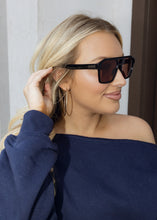 Load image into Gallery viewer, Quay Soundcheck Vintage Aviator - Black &amp; Apricot
