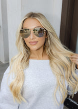 Load image into Gallery viewer, Quay High Key Large Gold Aviators
