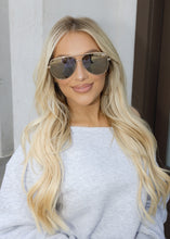 Load image into Gallery viewer, Quay High Key Large Gold Aviators
