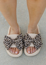 Load image into Gallery viewer, Leopard Bow Cutesy Slides
