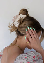 Load image into Gallery viewer, Spring Petal Pink Claw Clip
