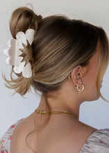Load image into Gallery viewer, Spring Petal Pink Claw Clip
