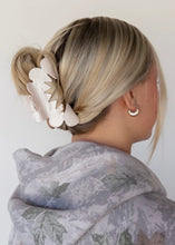 Load image into Gallery viewer, Spring Petal Pink Claw Clip
