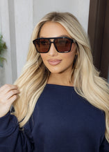 Load image into Gallery viewer, Quay Soundcheck Vintage Aviator - Black &amp; Apricot
