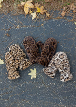Load image into Gallery viewer, Leopard Faux Fur Mittens
