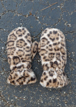 Load image into Gallery viewer, Leopard Faux Fur Mittens
