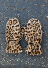 Load image into Gallery viewer, Leopard Faux Fur Mittens
