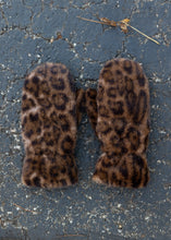 Load image into Gallery viewer, Leopard Faux Fur Mittens
