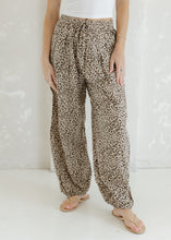 Load image into Gallery viewer, Leopard Printed Gauze Balloon Pants
