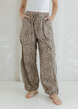 Load image into Gallery viewer, Leopard Printed Gauze Balloon Pants
