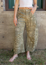 Load image into Gallery viewer, Vintage Army Paisley Barrel Jeans
