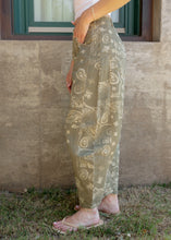 Load image into Gallery viewer, Vintage Army Paisley Barrel Jeans
