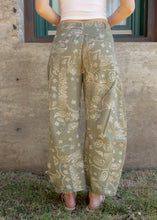 Load image into Gallery viewer, Vintage Army Paisley Barrel Jeans
