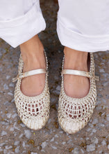 Load image into Gallery viewer, Susan Woven Ballet Flats - Champagne
