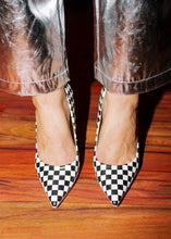 Load image into Gallery viewer, Steve Madden Vala Check Pumps
