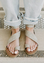 Load image into Gallery viewer, Very G Steffy CREAM Sandals
