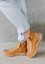 Load image into Gallery viewer, Exclusive VL Jayd TAN Whipstitch Shoe
